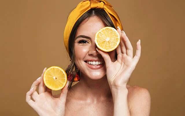 <p><strong>5- Vücut Nemini Artırır</strong></p>
<p>Yeterli su tüketiminin vücut sağlığı üzerindeki önemi büyüktür. Sabahları limonlu su içmek, <strong>vücudu nemlendirir ve dehidratasyonu önlemeye yardımcı olabilir</strong>. Vücut nemini artırarak genel sağlığınıza katkıda bulunur.</p>