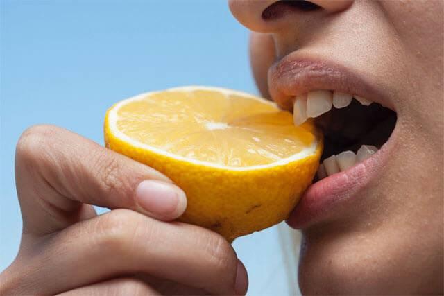 <p><strong>7- Diş Sağlığını Destekler</strong></p>
<p>Limonlu su, ağızdaki kötü kokuları gidermeye yardımcı olabilir ve ağız sağlığını destekler. Ancak, limonun <strong>asidik yapısı diş yüzeyine zarar verebileceğinden</strong>, diş hassasiyeti yaşayanların limonlu suyu pipetle içmeleri önerilir.</p>