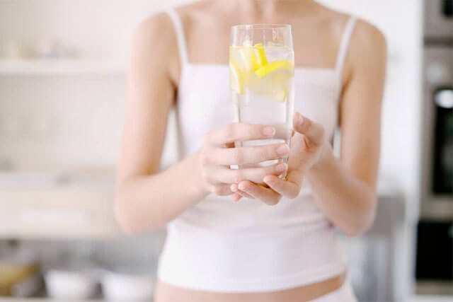 <p>Sonuç olarak, sabahları aç karnına limonlu su içmek, sindirim, bağışıklık sistemi ve cilt sağlığı gibi birçok açıdan faydalı olabilir. Sağlıklı yaşam tarzı ve dengeli beslenme ile birlikte kullanıldığında <strong>en iyi sonuçları</strong> elde edebilirsiniz.</p>