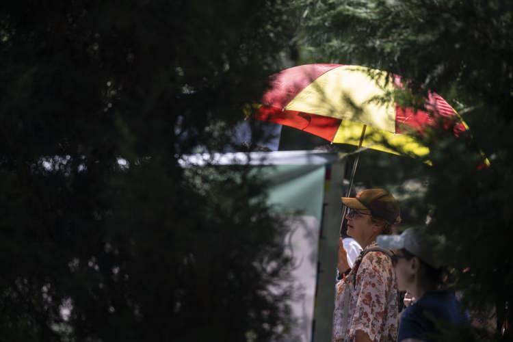 <p>Araştırmacılar, kumaşlara uygulanabilecek kireçtaşı bazlı bir kaplama maddesi geliştirdi. Yazın en sıcak günlerinde yapılan testlerde, bu maddeyle kaplanmış giysilerin iç kısmının, havaya göre 4,5 dereceden fazla, sıradan bir giysiye göre ise 8,5 dereceden fazla daha serin hissettirdiği tespit edildi.</p>
<p> </p>