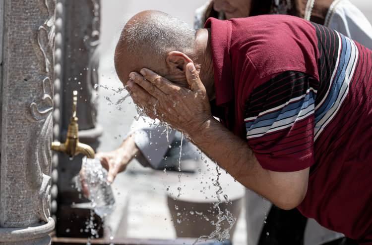 <p>Araştırma ekibinden Evan Patamia<strong><em>, "Herhangi bir güç girdisi olmaksızın bir kişinin hissettiği sıcaklığı azaltabildik. Bu kaplama, insanların serin kalmakta zorlandığı aşırı sıcak ortamlarda değerli bir kaynak olabilir"</em></strong> diye konuştu.</p>
<p> </p>