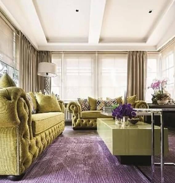 <p>Üç katlı villanın 1200 m2 kullanım alanı mevcut.</p>