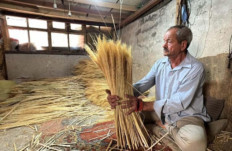 <p>Edirne'de 53 yıldır zanaatını icra eden 75 yaşındaki Hamdi Gaspa, kentte 30 yıl öncesine kadar 300 ustanın çalıştığı 'Süpürge Borsası'nda, bugün geriye 20 usta kaldığını söyleyerek süpürgecilik mesleğini yaşatmaya çalışıyor.</p>
