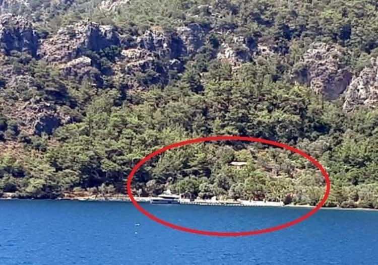 <p>Bu gelişme üzerine Şahan Gökbakar, karara itiraz ederek hukuki süreç başlattı. Marmaris Belediyesi, yıkım kararını uygulama yetkisine sahip olmasına rağmen, davanın devam etmesini gerekçe göstererek kaçak yapıyı yıkmadı.</p>
<p> </p>