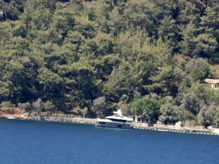 <p>Villanın kaçak yapı statüsünde olması nedeniyle Gökbakar, bu yapı için resmi elektrik ve su aboneliği de alamadı. Bunun üzerine ünlü komedyen, elektrik ihtiyacını arazisine kurduğu güneş panelleriyle karşılarken, su ihtiyacını ise arazi içerisine yerleştirdiği depolara tankerlerle su getirterek sağladı.</p>
<p> </p>