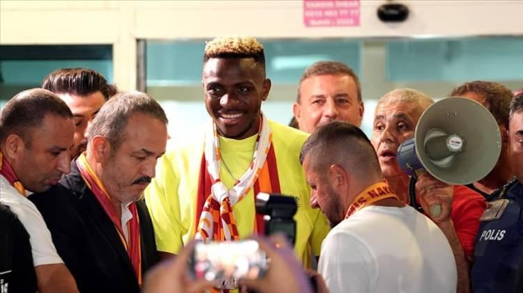 <p>Trendyol Süper Lig, son dönemde yıldız futbolcuların akınına uğradı.<br />
<br />
Son olarak Galatasaray dünyaca ünlü yıldız golcü Victor Osimhen'i kadrosuna kattı.<br />
<br />
İşte Süper Lig'e son yıllarda gelen önemli yıldızlar...<br />
<br />
(Not: 2022-24 yılları arası baz alnımıştır.)</p>
