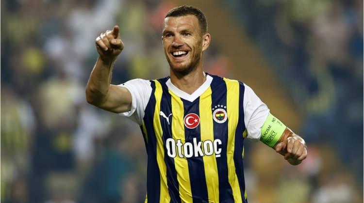 <p>* Edin Dzeko - Fenerbahçe (2023)<br />
<br />
***<br />
<br />
Fenerbahçe'de forma giyen Edin Dzeko, 2016-17 sezonunda Roma forması altında 29 golle Serie A gol kralı olmuştu.<br />
<br />
Günümüzde Galatasaray forması giyen Mertens ise 28 golle ikinci sırada yer almıştı.</p>
