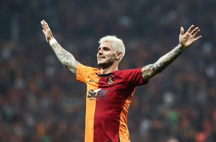 <p>* Mauro Icardi - Galatasaray (2022)<br />
<br />
***<br />
<br />
Mauro Icardi, Serie A'da Inter forması giyerken iki farklı dönemde gol kralı oldu.<br />
<br />
2014-15 sezonunda 22 gole imza atan Arjantinli golcü, Luca Toni ile birlikte bu ünvanı almıştı.<br />
<br />
Icardi ayrıca 2017-18'de 29 gol atıp Immobile ile birlikte en üst sırada yer almıştı.</p>
