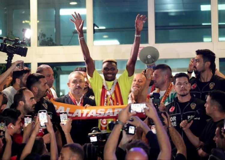 <p>* Osimhen - Galatasaray (2024)<br />
<br />
Victor Osimhen, 2022-23 sezonunda Napoli ile şampiyon olurken 26 gole imza atıp gol kralı olmuştu.<br />
<br />
***<br />
<br />
İtalya Serie A'da gol kralı olan ilk Afrikalı olan Nijeryalı santrfor yılın oyuncusu ödülünü de almıştı.<br />
<br />
Osimhen'den bir sezon önce Serie gol kralı olan isim ise Immobile'ydi.</p>
