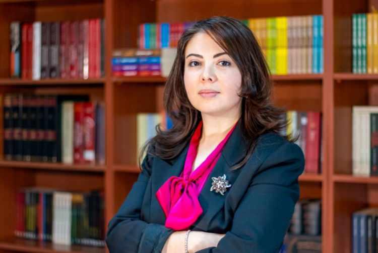 <div>Hatta Amerikalı esirlerin Türk esirler ile mukayese edildiklerinde gösterdikleri büyük başarısızlık, bizim askerlerimizin en az 6 sene savaş deneyimi olan profesyonel ve elit askerler oldukları gibi asılsız bir iddia ile meşrulaştırılmaya çalışılmış.</div>
<div> </div>
<div>Bunlar tarihi gerçeklikten son derece uzak yaklaşımlar. Kore’de esir olan 244 askerimizden 9’u rütbeliydi, 235’i ise er ve erbaştı. Askerlerimizin hiçbirinin muharebe deneyimi yoktu. Ve hatta er ve erbaşlarımızın birçoğunun okuması yazması bile yoktu. Kore’de esir olan askerlerimiz üstün hayatı idame ve mukavemet güçlerini salt Türk kültüründen alıyorlardı.</div>
<div> </div>
<div>Askeri antropolojinin odağı da bu askeri güç ve kültür ilişkisidir. Sonuç olarak, ABD ordusu bizim askerlerimizi inceleyerek ve örnek alarak askeri eğitim oluşturdu. NATO bu eğitimleri ABD’den aldı, biz de NATO’dan aldık. ABD ordusu ve İsrail ordusu kadrosunda yüzlerce askeri antropolog, sosyolog ve psikolog çalıştırıyor. Milli güvenliğimiz için TSK’da bu alanlardaki çalışmalarına hız vermeli.”</div>