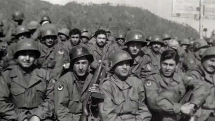 <p>Türk askerinin bugüne kadarki en büyük sınavlarından biri şüphesiz Kore Savaşı...</p>
<p>Orada 4 ila 32 ay arasında değişen sürelerde esir düşen farklı rütbelerde askerlerimiz oldu.</p>