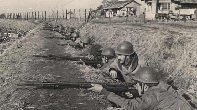 <div>Ayrıca Türk askerinin tüm bu zorlu şartlara rağmen birlik ruhunu koruyabildiklerini, hayatı idame yeteneklerinin diğer tüm BM askerlerine, özellikle de Amerikalı askerlere kıyasla çok yüksek olduğunu yine bu belgelerden öğreniyoruz.</div>
<div> </div>