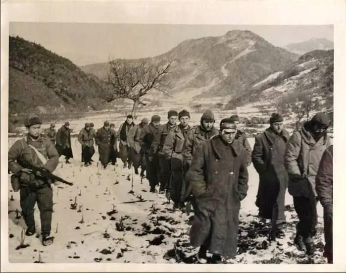 <p><strong>(Esir askerlerimiz ilk günden son güne kadar taş ve odun taşıma gibi ağır işlerde çalıştırıldı)</strong></p>
<p><span style="color:#B22222"><strong>EN AĞIR İŞKENCELERE DİRENDİ</strong></span></p>
<p><br />
Belgelerin devamında da çok kritik detaylar olduğunun altını çiziyor Dr. Onur… Yüzbaşı İhsan Serim’in defalarca sorguya alındığını belirtiyor.</p>
<p>Sorgularda Türk Silahlı Kuvvetleri’nin organizasyonu ve askeri birliklerin konumu, Harp Akademileri’nin tarihi ve yapısı, birliğinin organizasyonu hakkında sorular sorulmuş. Yüzbaşı Serim, kendi ifadesiyle ölümü göze alarak bu sorulara yanlış ve çarpıtılmış bilgiler vermiş.</p>
<p><em><strong>“Sorgularda yaşadığı baskı ve kötü muamele sonucunda dayanılmaz baş ağrılarına neden olan bir çeşit beyin sarsıntısı geçirdi” </strong></em>diyor Dr. Ece Aynur Onur. Defalarca kaçma teşebbüsünde bulunduğunu ve bu nedenle bir defasında 10 gün boyunca ceza deliği veya ölüm mahzeni adı verilen, mahkumun sadece çömelerek veya cenin pozisyonunda sığabildiği bir hücrede hapsedildiğini söylüyor.</p>
<p> </p>