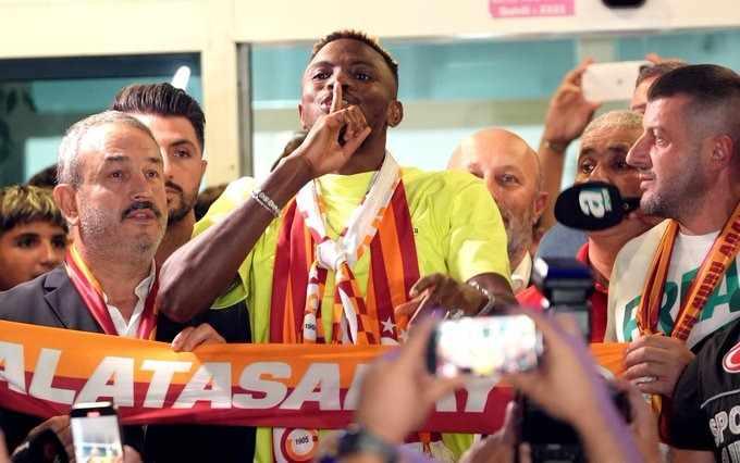 <p>Galatasaray'ın, Napoli'nin dünyaca ünlü yıldız santrforu Victor Osimhen'i kiralaması dünya basınında büyük ses getirdi.</p>
