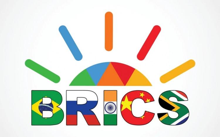 <p><span style="color:#B22222"><strong>KÜRESEL GSYİH’NİN YÜZDE 36’SI</strong></span></p>
<p>BRICS son genişleme ile dünya nüfusunun yaklaşık yüzde 45'ini oluşturuyor. Küresel GSYİH'nin yüzde 36'sını ve dünya ticaretinin yüzde 25'ini yapıyor.</p>