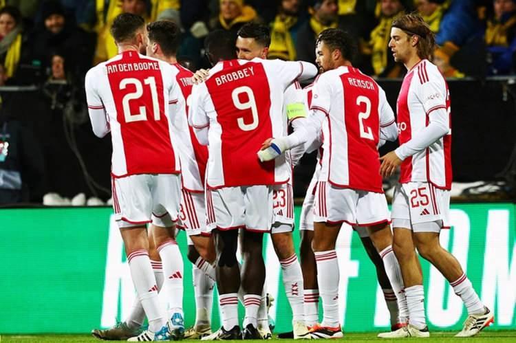 <p>8- Ajax: 23</p>
