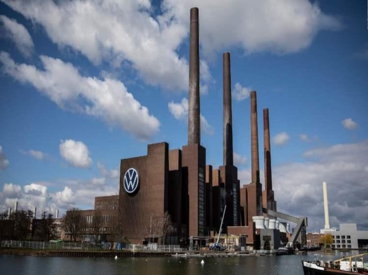 <p><span style="color:rgb(51, 51, 51)">Şirketin Almanya’daki istihdamı ise yaklaşık 300 bin kişiyi buluyor. Volkswagen Group, 2026'ya kadar 10 milyar avroluk tasarruf ve maliyet azaltma önlemlerinin parçası olarak personel giderlerini 2026'ya kadar 5'te 1 düşürmeyi planlıyordu.</span></p>