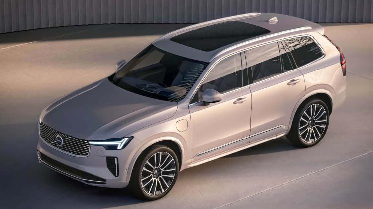 <p>Volvo, sevilen SUV'u XC90'ı makyajladı. Ayrıca yıllardır beklenen elektrikli model EX90'ın teslimatlarının ne zaman başlayacağını da duyurdu.</p>