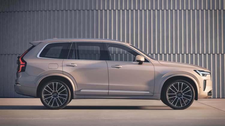<p>Dünyanın önde gelen otomobil markalarından biri olan Volvo, en sevilen modellerinden biri olan XC90’ın yeni versiyonunu tanıttı. Buna ek olarak şirket, XC90’ın elektrikli versiyonu EX90’ın yollara çıkış tarihini de bizlerle buluşturdu.</p>
<p> </p>