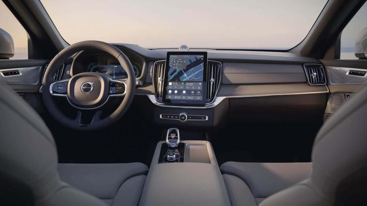 <p><strong>Karşınızda 2025 Volvo XC90</strong></p>
<p>XC90, genel anlamıyla önceki senelerdeki modellerle benzer bir tasarım taşıyor. Örneğin LED farlarının güncellendiğini görebiliyoruz. Aynı zamanda ızgara yenilenmiş ve ön tamponda değişiklikler yapılmış. Arka tarafta herkesin bildiği şekil korunmuş ancak ışık düzeni değiştirilmiş.</p>
<p> </p>