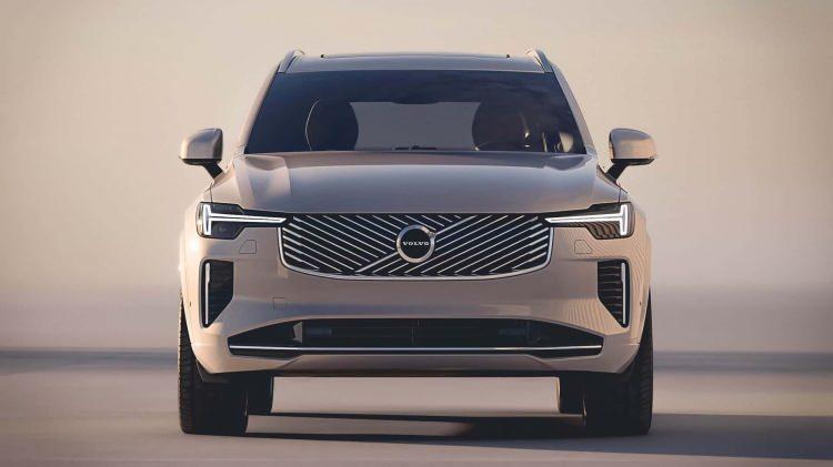 <p>Volvo dizel motorları tamamen bırakmıştı. Bu yüzden 2025 XC90’da bu motor seçeneğini görmüyoruz. Hakkında çok fazla teknik detay paylaşılmayan araçta hibrit motor seçeneği sunuluyor. Araç, sadece elektrikli motoruyla 70 km civarı menzil sunabiliyor. Toplam menzilinin ise 800 km civarında olduğu gelen bilgiler arasında.</p>
<p> </p>