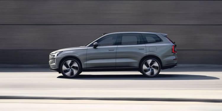 <p>En büyük değişikliklerden biri iç mekânda yapılmış. Yeni XC90’da önceden 9 inç olan dokunmatik bilgi eğlence ekranı 11,2 inç olarak güncellenmiş. Artık gömülü gibi durmuyor. Bunun yerine daha çok tablet havası veren bir yapıya sahip. Otomobilin süspansiyon konusunda da iyileştiğini belirtelim. Öyle ki kendini 40 mm yükseltip 20 mm alçaltabiliyor.</p>
<p> </p>