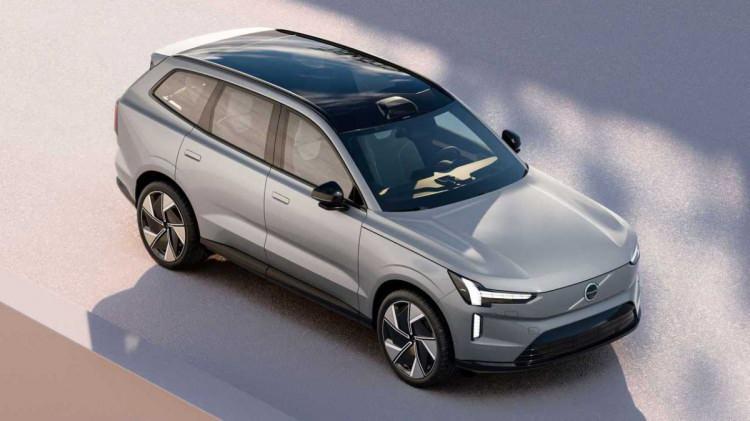 <p><strong>Elektrikli Volvo EX90 Bu Ay Sonunda Geliyor!</strong></p>
<p>Volvo tarafından 2022 yılında sevilen XC90 SUV'un elektrikli versiyonu olarak tanıtılan EX90 modeli hakkında önemli bir gelişme yaşandı. Şirket, uzun bir süredir çeşitli nedenlerle ertelenen araç hakkında sevindiren bir açıklamada bulundu. Buna göre tamamen elektrikli SUV EX90'ın ilk siparişleri bu ay sonuna kadar başlayacak. 2024’ün son çeyreği ve 2025’in ilk çeyreğinde teslimatlar için start verilecek.</p>