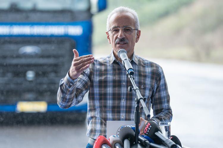 <p>Ulaştırma ve Altyapı Bakanı Abdulkadir Uraloğlu, şehir dışı lojistik merkezleri arasında sürücüsüz lojistiğe imkân tanıyacak Ford Trucks’ın Seviye-4 Otoyol Pilotu Teknolojisine sahip otonom kamyonunu test etti.</p>
