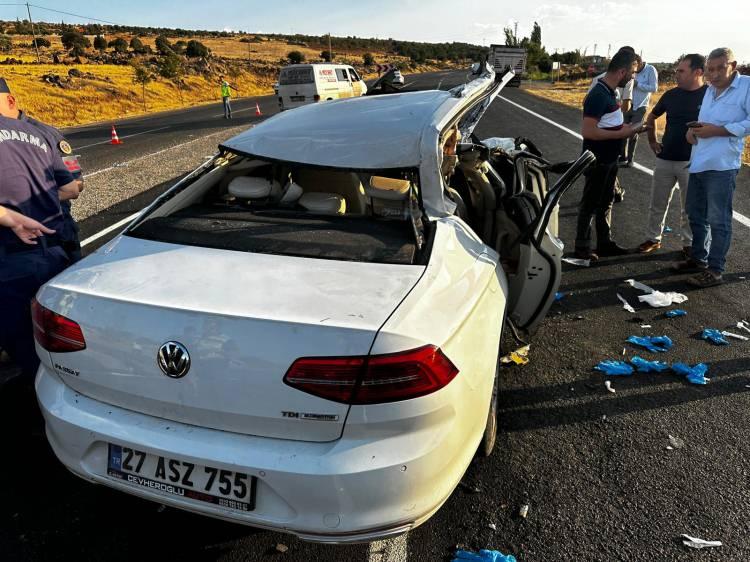 <p>Ekipler tarafından araçtan çıkarılan yaralılardan otomobilde bulunan Esma Aydın ve Zeynep Kübra Aydın'ın hayatını kaybettiği belirlendi.</p>
