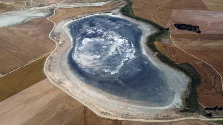 <p>"Flamingo cenneti" olarak da bilinen Küçük Göl, yer altı suyunun bilinçsiz kullanımı ve iklim değişikliği nedeniyle kurudu.</p>