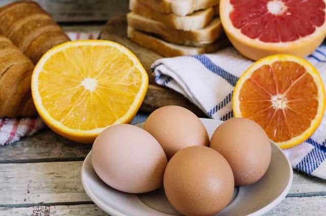 <p><strong>7- Turunçgiller</strong><strong>: Yumurtanın Kesilmesine Sebep Olur</strong></p>
<p>Portakal ve limon gibi turunçgiller, yumurtayla birlikte tüketildiğinde yumurtanın kesilmesine neden olabilir ve sindirim sorunlarına yol açabilir. Bu nedenle, turunçgiller <strong>yumurtayla birlikte tüketilmemesi gereken besinler</strong> arasında yer alır.</p>