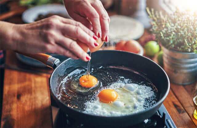 <p>Yumurta, kahvaltının vazgeçilmez bir parçası olup, protein, vitamin ve mineral açısından zengin bir besindir. Ancak, bazı besinlerle birlikte <strong>tüketilmemesi gereken besinler</strong> vardır. İşte yumurtayla birlikte <strong>tüketilmemesi gereken</strong> besinler ve nedenleri:</p>
