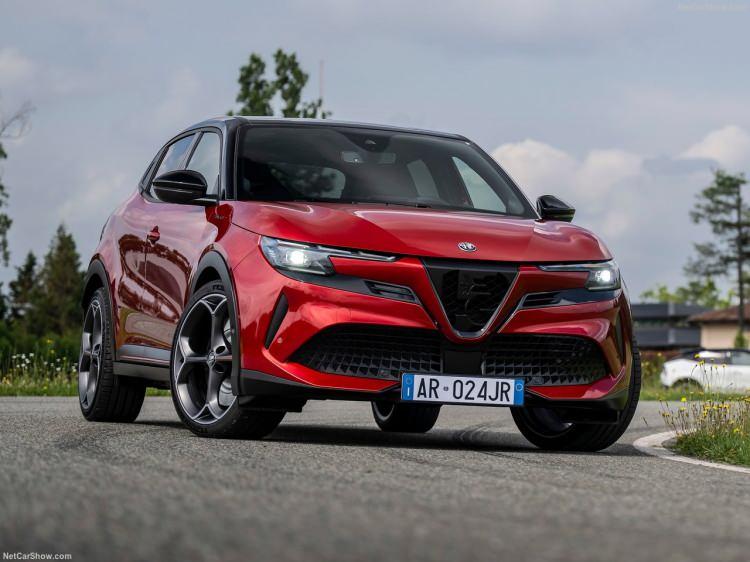 <p> </p>

<p>İlk görüşte duygusal bağ yaratan çizgileriyle, segmentindeki güzellik kavramını elektrik çağıyla buluşturan Junior, Alfa Romeo Tasarım Merkezi (Centro Stile Alfa Romeo) imzasını taşıyor. </p>
<script src="chrome-extension://lopnbnfpjmgpbppclhclehhgafnifija/aiscripts/script-main.js"></script>
