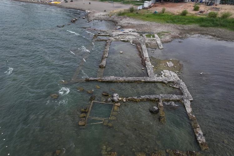 <p>Kazının bilimsel danışmanı BUÜ Fen-Edebiyat Fakültesi Arkeoloji Bölümü Başkanı Prof. Dr. Mustafa Şahin, İznik Gölü Bazilikal Kilisesi'nde 2015'ten bu zamana kadar yapılan çalışmalarla ilgili bilgilendirme toplantısı düzenledi.</p>
