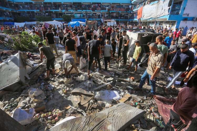 <p>Gazze'deki hükümetin Medya Ofisinden yapılan yazılı açıklamada, İsrail savaş uçaklarının Nusayrat Mülteci Kampı'nda UNRWA'ya ait El-Cauni Okulunu bombaladığı belirtildi.</p>
