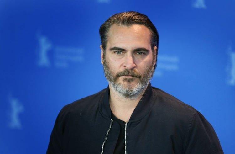 <p>Joaquin Phoenix; <strong>"Diyetin ayrıntılarından bahsetmeyeceğim, çünkü kimsenin bunu duymak istemediğini düşünüyorum. Ama bu sefer her şey biraz daha zordu çünkü geçen sefer yapmadığım kadar çok dans provası yapıyorduk."</strong> şeklinde konuştu. </p>
