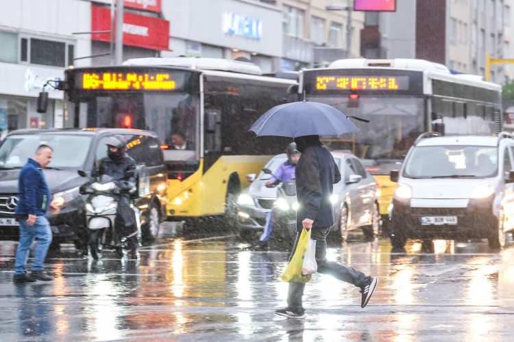 <p>İç Anadolu Bölgesinde parçalı bulutlu bir hava görülüyor. Sıcaklık ise bölgede en yüksek 31-32 derecelerde ölçülüyor. Bölgenin Cuma ve cumartesi gününü de benzer bir hava ile geçirmesi bekleniyor.</p>
