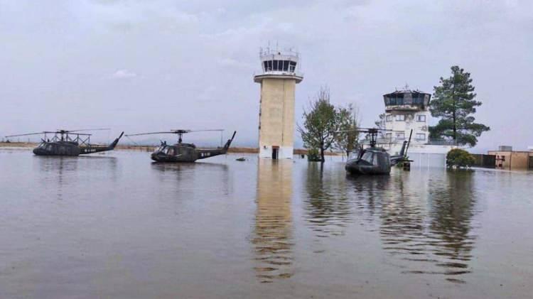 <p>2022'de ABD ile Karşılıklı Savunma İşbirliği Anlaşması ile topraklarında 3'ü yeni olmak üzere 4 üsten faydalanmasına olanak sağlayan Yunanistan 2023'ün sonunda helikopter üssünde felaket yaşanması sonrası ABD'den gelen sürpriz stratejik teklifi konuşuyor.</p>
