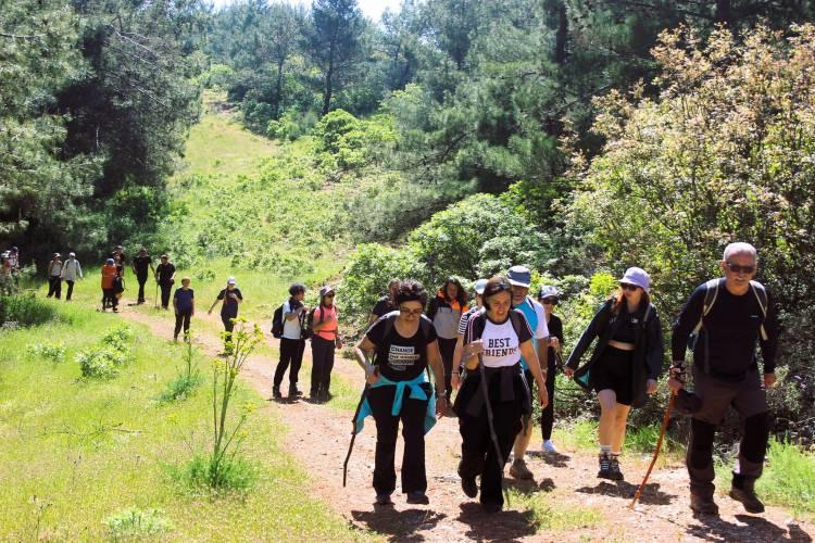 <p>Marmaris'in çevresindeki doğal güzellikleri bisikletle keşfettiklerini, Sakartepe'nin zorlu tırmanışlarını ve Kiran'ın çam ormanları arasındaki büyüleyici manzarayı deneyimlediklerini anlattı.</p>
