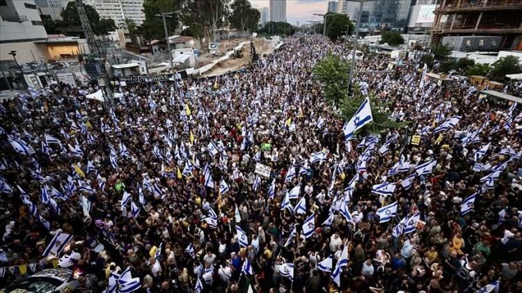 <p>Gazze Şeridi'ndeki İsrailli esirlerden 6'sının cesedine ulaşıldığının açıklanması üzerine, ateşkes ve esir takası anlaşmasını sabote etmekle eleştirilen Netanyahu ve hükümetine karşı protestolar devam ederken yeni keritik gelişmeler de yaşandı.</p>
