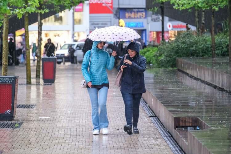 <p>Akdeniz Bölgesinde parçalı bulutlu bir hava hakim. Sıcaklık bölgede 30 ile 35 derece arasında ölçülüyor. Cuma günü de benzer bir hava durumu bekleniyor.</p>
