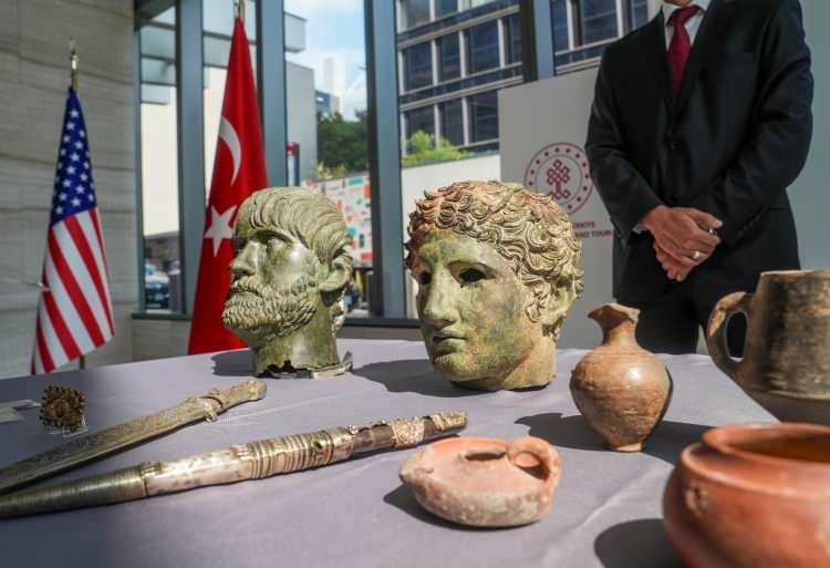 <p>Kaçak kazılar sonucu, izinsiz yurt dışına çıkarılan bu heykel başlarından "bronz genç erkek başı" olarak adlandırılan eserin iadesi için yaklaşık 40 yıl süren bilimsel çalışma ve analizlerin yapıldığı belirtildi.</p>
<p>Boubon Antik Kenti kökenli bir diğer eser olan sakallı bronz erkek başının ise özel bir müzede sergilenmekteyken yapılan çalışmalar sonucu Türkiye'ye tekrar kazandırıldığı bilgisi paylaşıldı.</p>