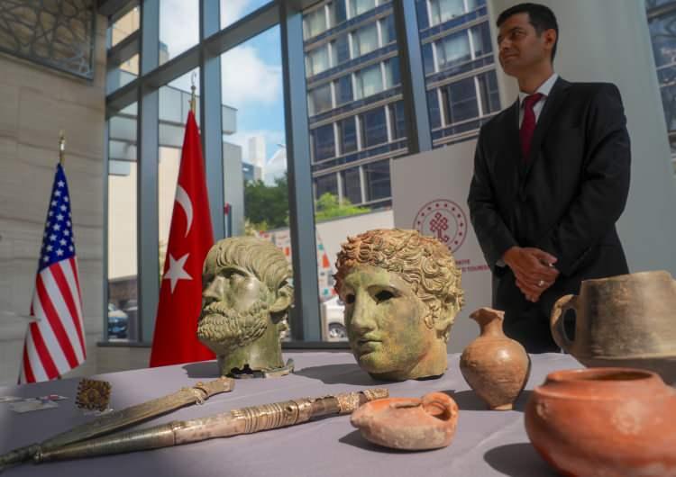 <p>Türkiye'ye yeniden kazandırılan eserler arasında ayrıca, Boubon Antik Kentinden 1960’lı yıllarda kaçak kazılarla çıkarılarak yurt dışına kaçırılan, Bizans dönemine ait 3 adet sikke, 18. ve 19. yüzyıl Osmanlı dönemine ait 2 adet hançer, çeşitli dönemlere ait 3 adet pişmiş toprak kap, 11. yüzyıla tarihlenen bir mücevher kutusu parçası ve bir pişmiş toprak lamba bulunuyor.</p>
<p> </p>