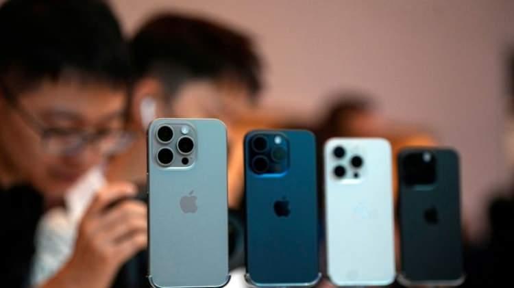 <p>Apple dün gece gerçekleştirilen tanıtım etkinliğinden önce kapattığı online mağazasını tanıtım sonrasında yeniden açtı. Yeniden erişim sağlanmasının ardından iPhone 14 ve 15 serisi hariç Türkiye'deki tüm ürünlere zam geldiği görüldü.</p>
