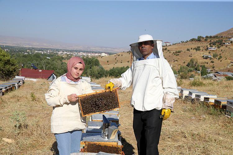 <p><span style="color:#800000"><strong>Desteklerle kovan sayısını 1000'e yükseltti</strong></span></p>

<p><strong>Projelerinin kabul edilmesiyle toplamda 1000 kovana ulaşan baba ve kızı, yaptıkları güç birliğiyle hem Muş'un hem de Bitlis'in verimli yaylalarında ürettikleri balı, sipariş üzerine Türkiye'nin birçok iline gönderiyor.</strong></p>

<p> </p>
