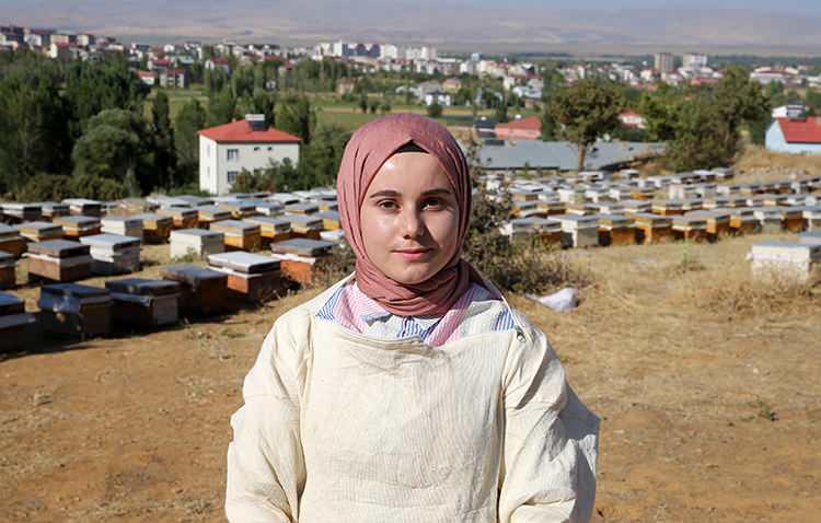 <p><strong>Arıcılığa ilgisi olan hemşirelik bölümü mezunu kızı Eylem Bağlam da 2020'de babasıyla arıcılığa başlayarak TKDK'ye proje sundu.</strong></p>
