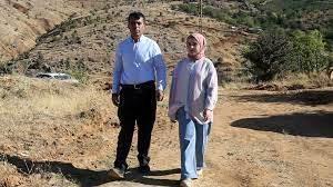 <p><strong>Ailesiyle arıcılık işletmesinde çalıştığını dile getiren Bağlam, şunları kaydetti:</strong></p>
<p><em><strong>"Babam yıllardır arıcılık yapıyordu. Ben de 2020'de TKDK'den hibe desteği aldım ve aile işletmemizi büyüttük. Doğayla barışık bir insanım ve arıcılık mesleğini çok seviyorum. Babamın arıcılık yapması önümü açtı. Ev hanımlarına da buradan sesleniyorum, aile gelirlerine katkı sağlayabilirler. Atanmayı bekliyorum fakat atandıktan sonra da arıcılıktan kopmayacağım. Babamla sabah erken saatlerde gelip arıların bakımını yapıyoruz ve çıtaları hazırlıyoruz. İlaçlama yapıyoruz. Bal hasadımız bittikten sonra sonbahar hazırlıklarımızı yapacağız. Aileme sağladığım katkıdan dolayı çok mutluyum. Devlet desteği olmasaydı böyle bir işletme kuramazdık."</strong></em></p>
