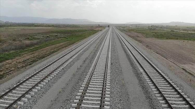 <p>Önceki gün Ankara'da Enerji ve Tabii Kaynaklar Bakanı Alparslan Bayraktar'la buluştuk. O buluşmada, günlük enerji fiyatlarından nükleer enerjiye, Somali'de petrol aramadan Irak'taki Kalkınma Yolu Projesi'ne kadar enerjiyle ilgili birçok şeyi konuştuk. Dikkatimi çeken birkaç konunun altını çizmek istiyorum:</p>
<p> </p>