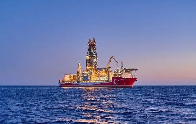 <p>Biz o dönem bu gemileri çok uygun şartlarda aldık. İlk arama kampanyamızın en önemli yeri Akdeniz'di. 9 derin deniz sondajı yaptık. Akdeniz'de aramaya başladığımızda beraber çalıştığımız servis şirketlerinin birçoğu bizi terk etti. Yani gemilerimiz olmasaydı biz sondaj yapamazdık."</p>

<p> </p>
