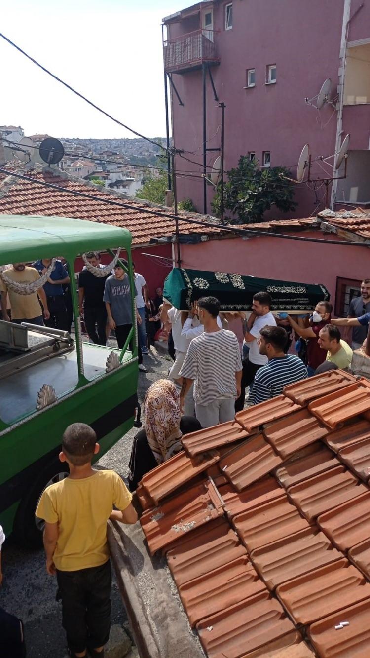 <p>Yapılan incelemede Aysel Yıldız’ın bıçaklanarak öldürüldüğü ve yüzünde yastık olduğu tespit edildi. Mahalle sakinleri tarafından linç edilmeye çalışılan Ercan Yıldız, gözaltına alınarak polis merkezine götürüldü. Olay yeri inceleme ekiplerinin çalışmasının ardından ceset, kesin ölüm nedeninin belirlenmesi için Adli Tıp Kurumu morguna kaldırıldı.</p>
